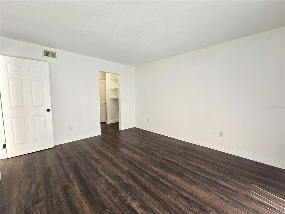 待售: $77,400 (1 贝兹, 1 浴室, 700 平方英尺)