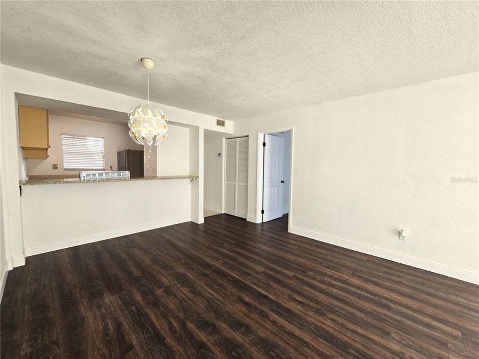 待售: $77,400 (1 贝兹, 1 浴室, 700 平方英尺)