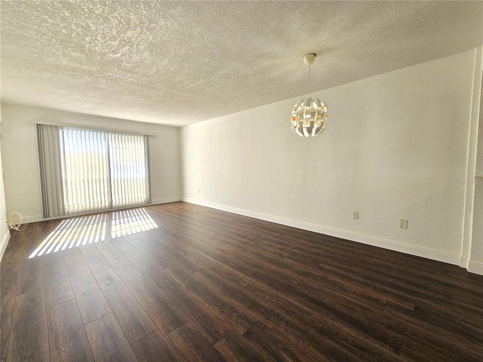 待售: $77,400 (1 贝兹, 1 浴室, 700 平方英尺)