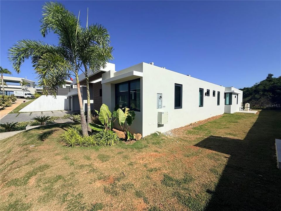 For Sale: $2,550,000 (4 beds, 4 baths, 4300 Square Feet)