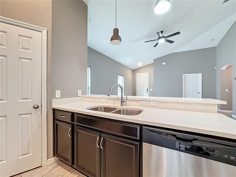 На продажу: $375,000 (5 спален, 2 ванн, 1820 Квадратных фут)