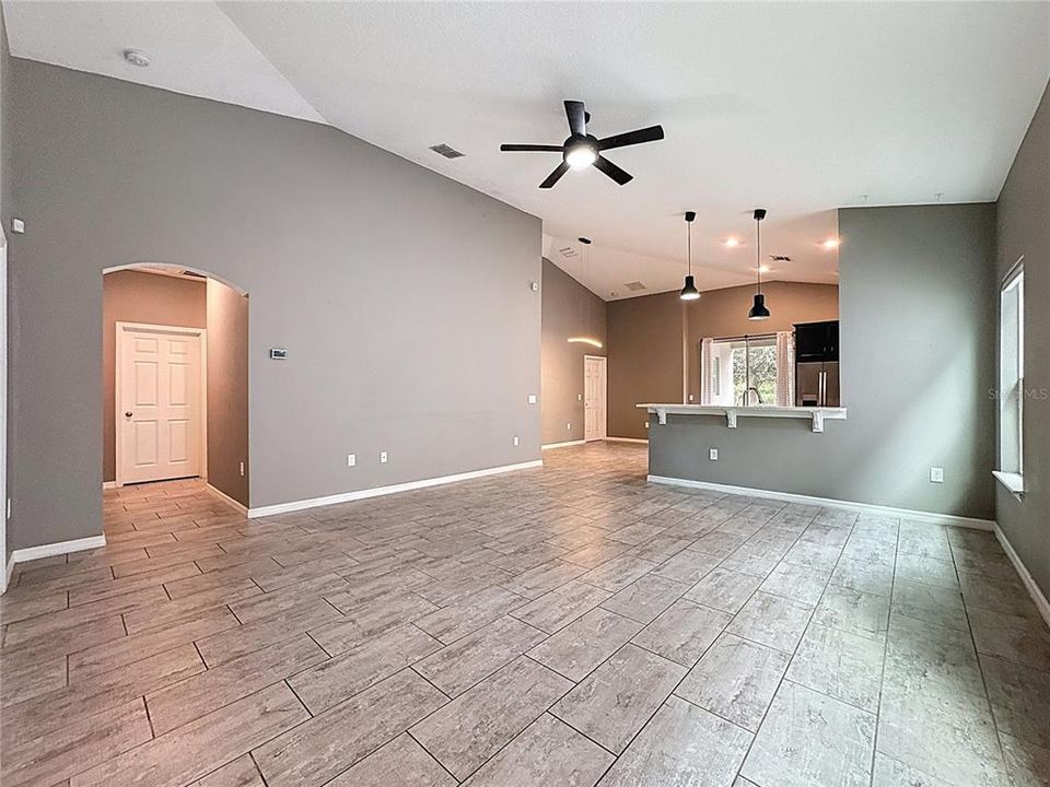 На продажу: $375,000 (5 спален, 2 ванн, 1820 Квадратных фут)