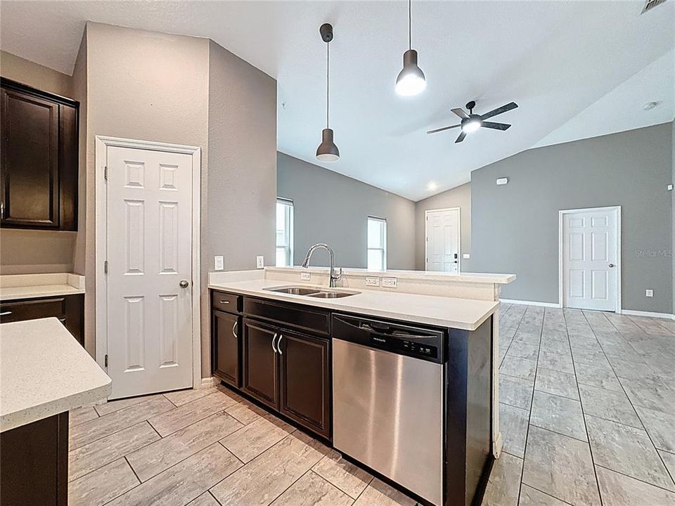 На продажу: $375,000 (5 спален, 2 ванн, 1820 Квадратных фут)