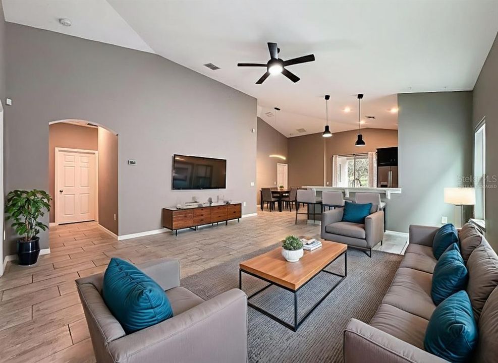 На продажу: $375,000 (5 спален, 2 ванн, 1820 Квадратных фут)