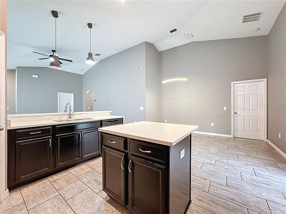 На продажу: $375,000 (5 спален, 2 ванн, 1820 Квадратных фут)