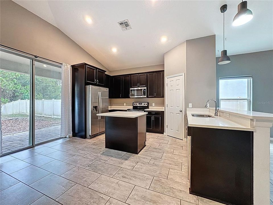 На продажу: $375,000 (5 спален, 2 ванн, 1820 Квадратных фут)