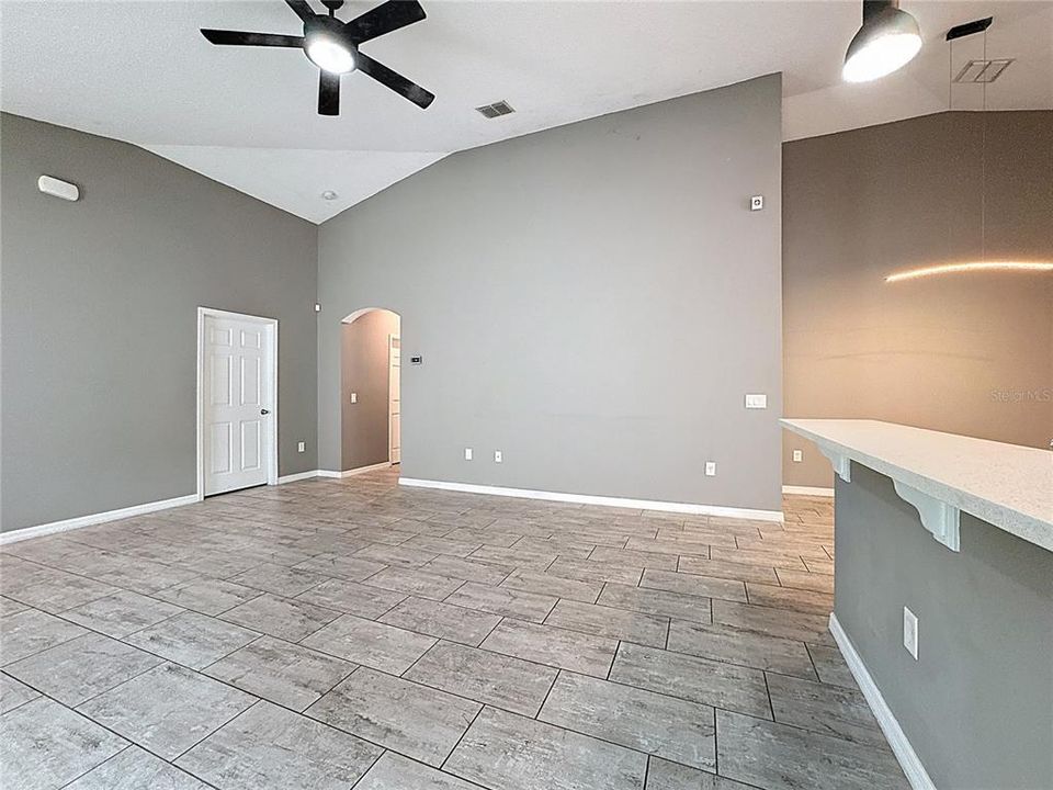 На продажу: $375,000 (5 спален, 2 ванн, 1820 Квадратных фут)