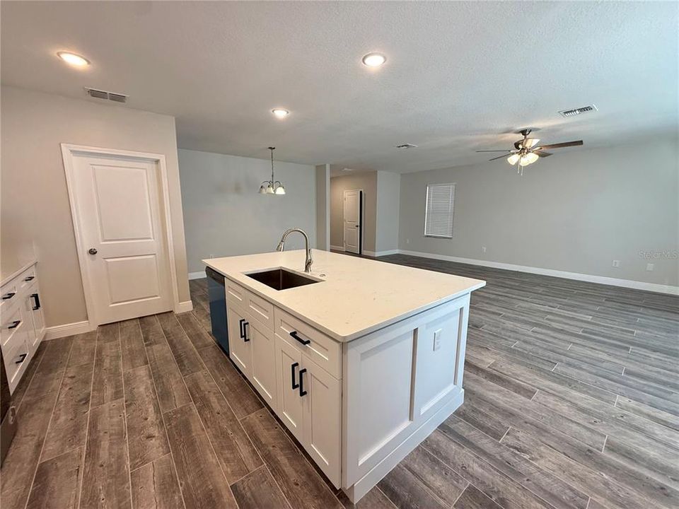 En Venta: $389,000 (5 camas, 2 baños, 2275 Pies cuadrados)