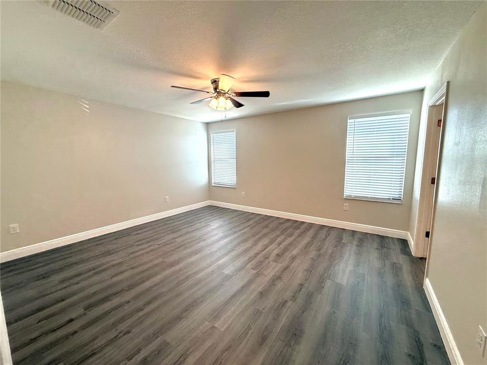 En Venta: $389,000 (5 camas, 2 baños, 2275 Pies cuadrados)