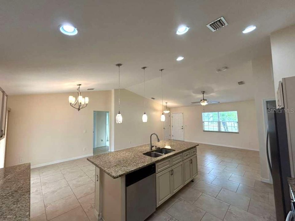 В аренду: $2,100 (3 спален, 2 ванн, 1426 Квадратных фут)