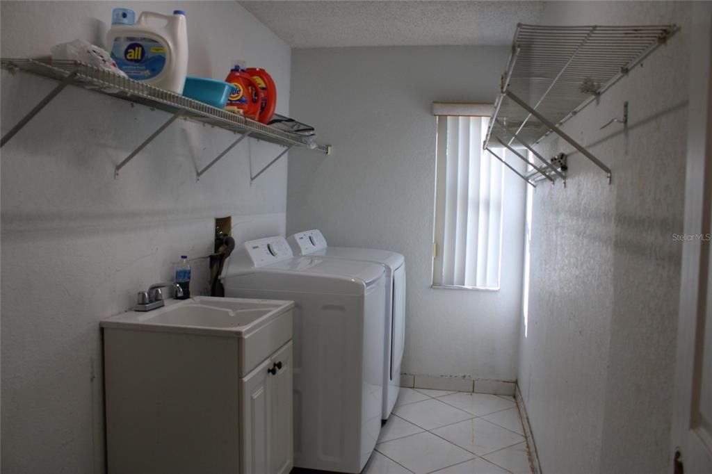 For Sale: $389,000 (3 beds, 2 baths, 1596 Square Feet)