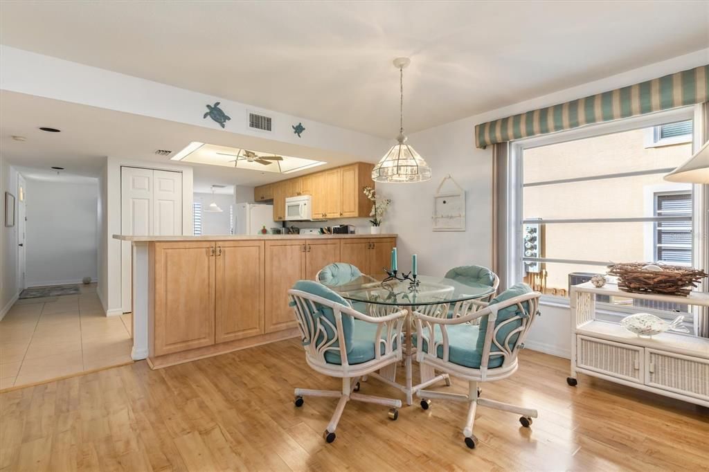 待售: $189,999 (2 贝兹, 2 浴室, 1230 平方英尺)