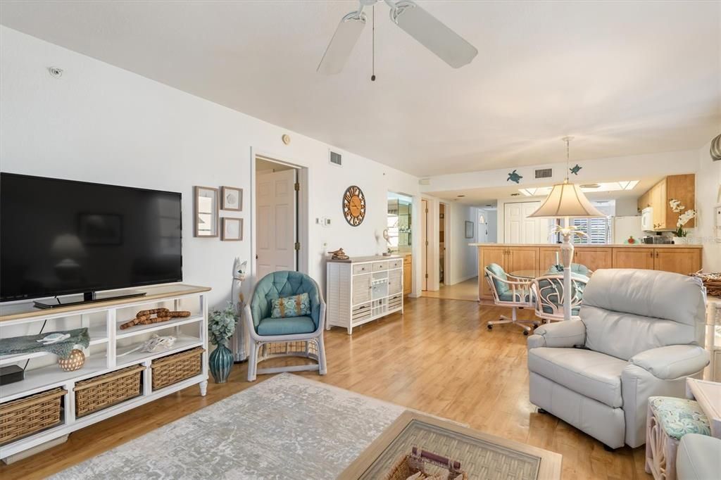 待售: $189,999 (2 贝兹, 2 浴室, 1230 平方英尺)