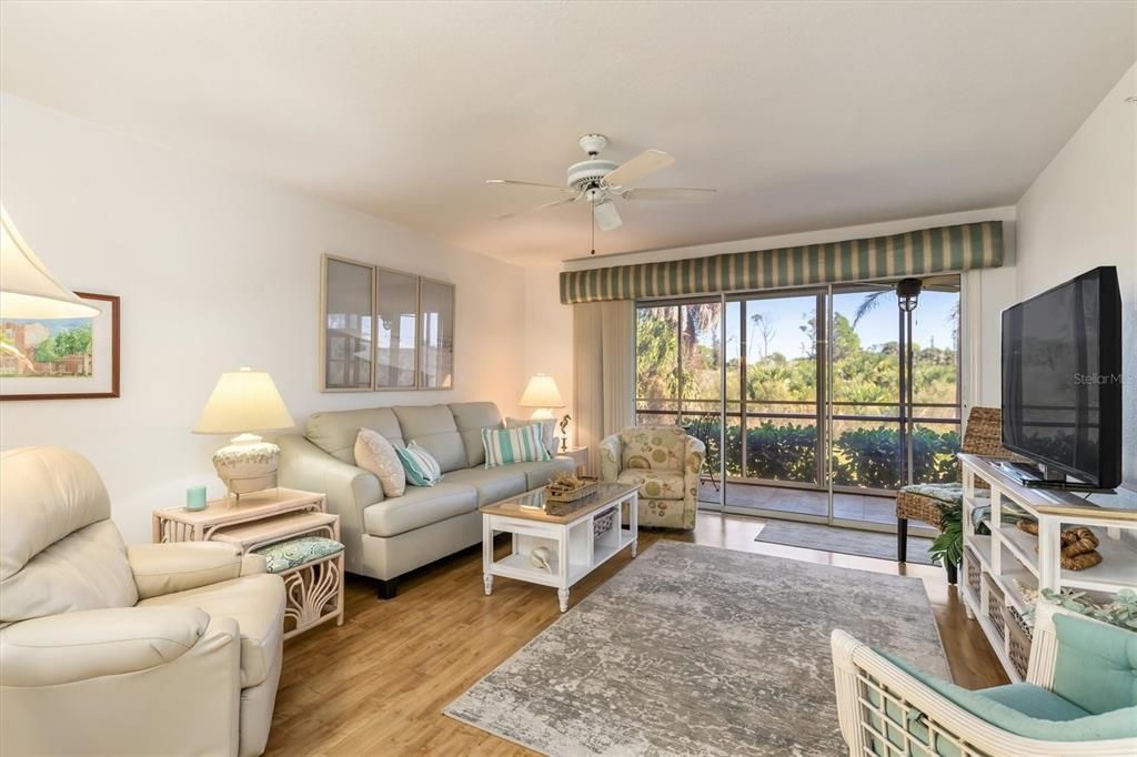 待售: $189,999 (2 贝兹, 2 浴室, 1230 平方英尺)