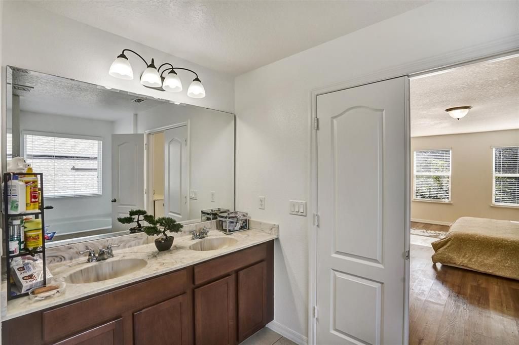 待售: $450,000 (4 贝兹, 2 浴室, 2721 平方英尺)