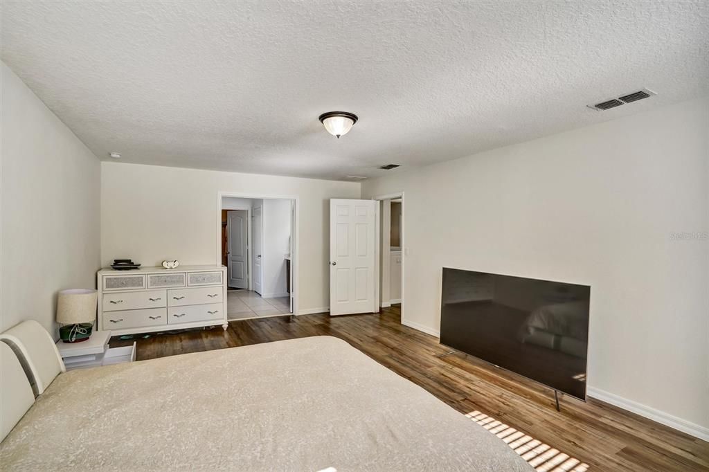 待售: $450,000 (4 贝兹, 2 浴室, 2721 平方英尺)