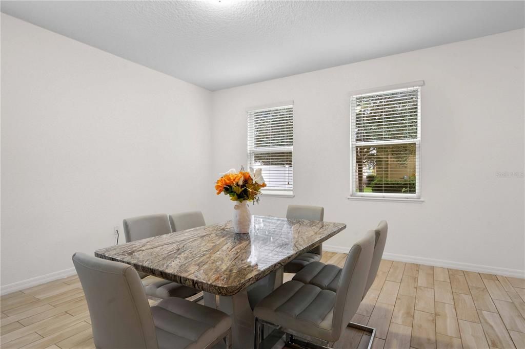 待售: $450,000 (4 贝兹, 2 浴室, 2721 平方英尺)