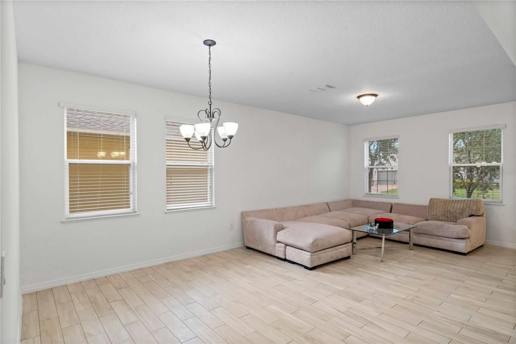 待售: $450,000 (4 贝兹, 2 浴室, 2721 平方英尺)