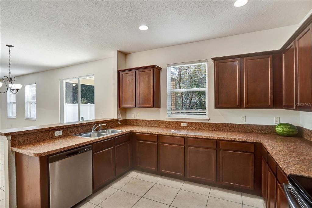 待售: $450,000 (4 贝兹, 2 浴室, 2721 平方英尺)