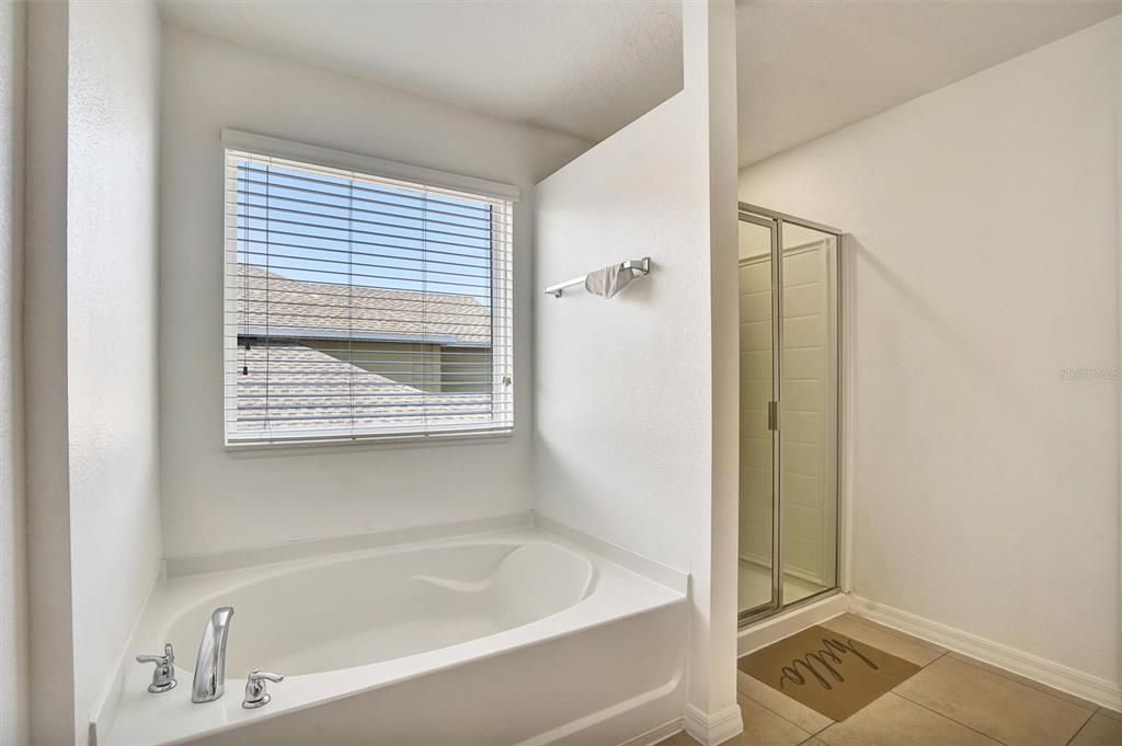 待售: $450,000 (4 贝兹, 2 浴室, 2721 平方英尺)