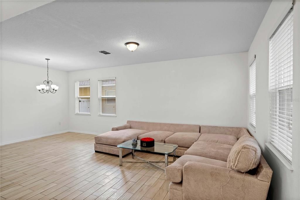 待售: $450,000 (4 贝兹, 2 浴室, 2721 平方英尺)