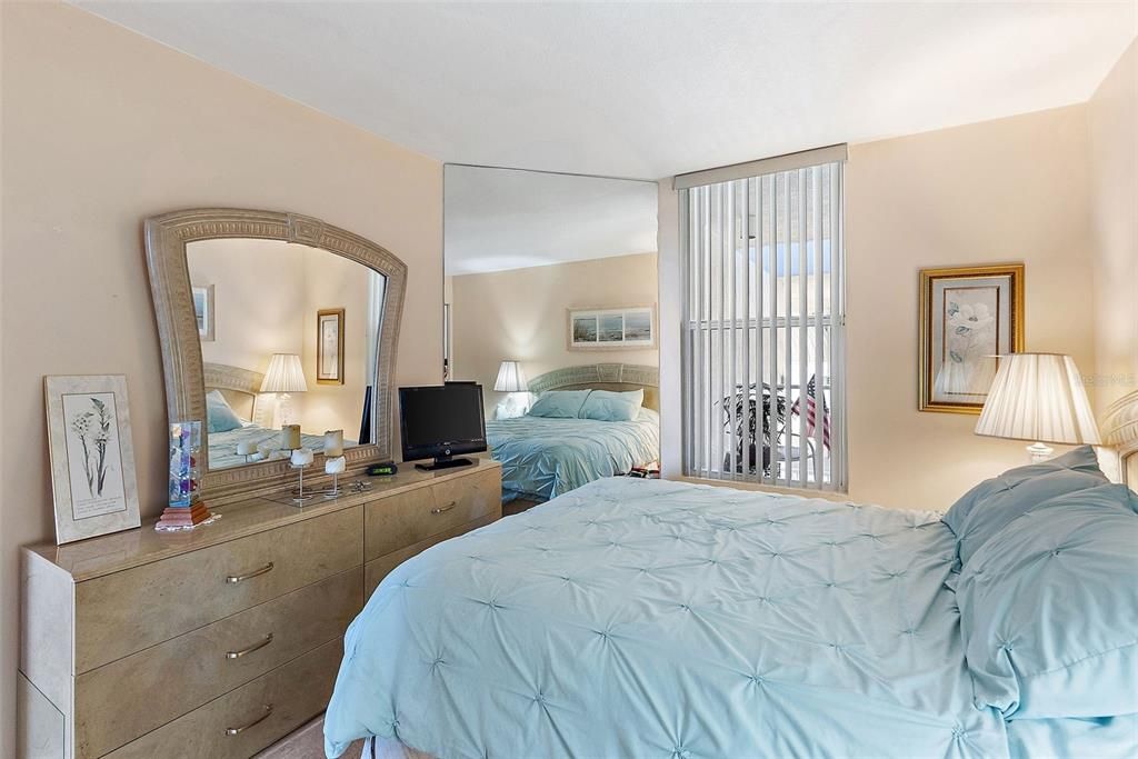 待售: $949,000 (2 贝兹, 2 浴室, 1325 平方英尺)