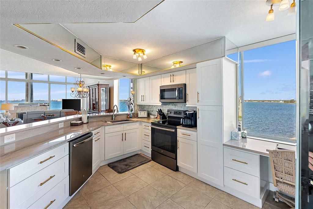 待售: $949,000 (2 贝兹, 2 浴室, 1325 平方英尺)