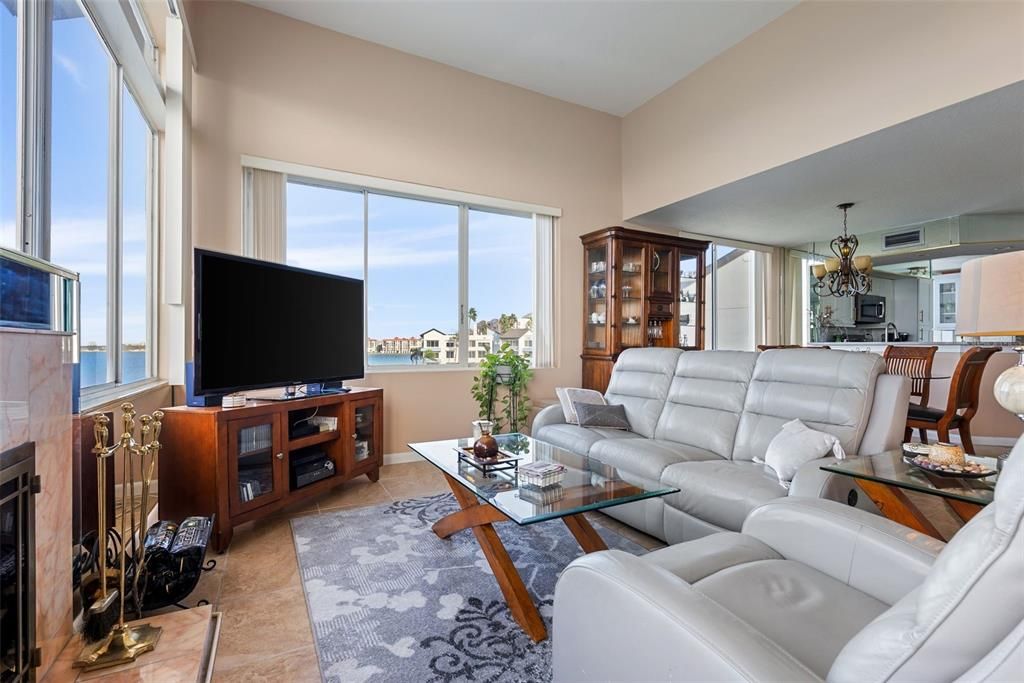 待售: $949,000 (2 贝兹, 2 浴室, 1325 平方英尺)