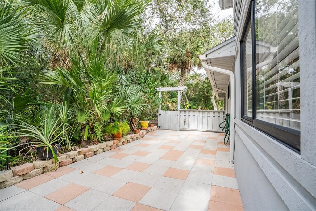 For Sale: $525,000 (2 beds, 2 baths, 1176 Square Feet)