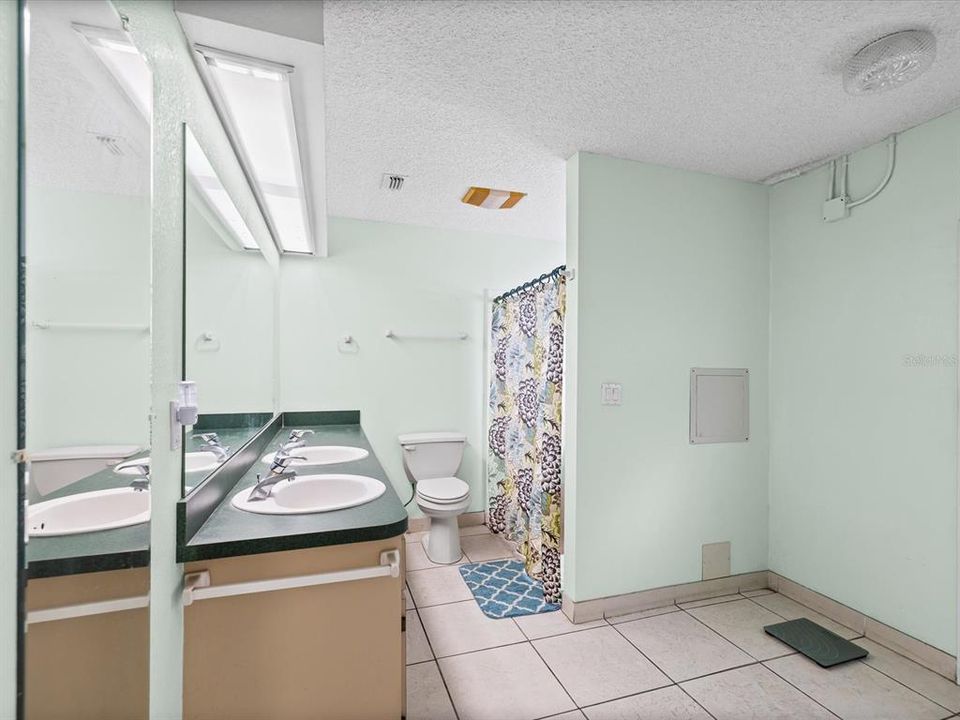 For Sale: $220,000 (2 beds, 2 baths, 846 Square Feet)