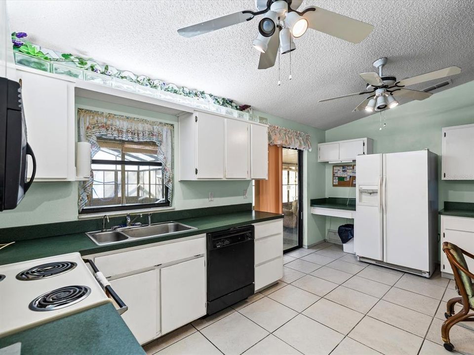 For Sale: $220,000 (2 beds, 2 baths, 846 Square Feet)