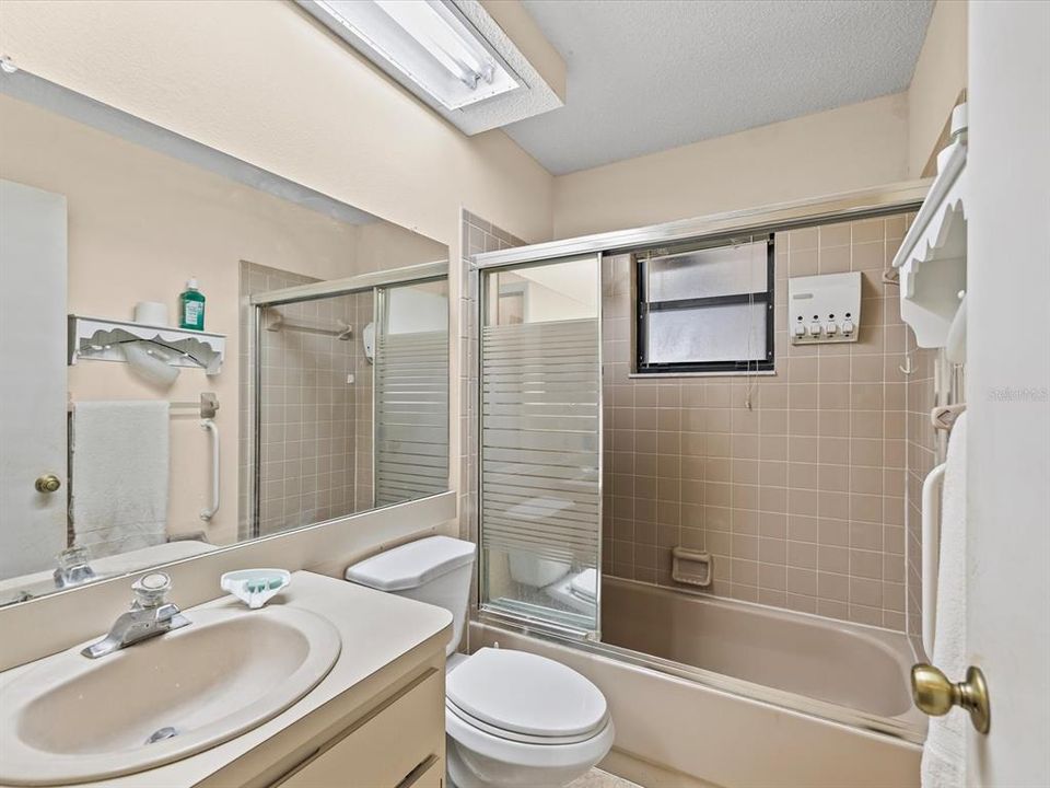 For Sale: $220,000 (2 beds, 2 baths, 846 Square Feet)