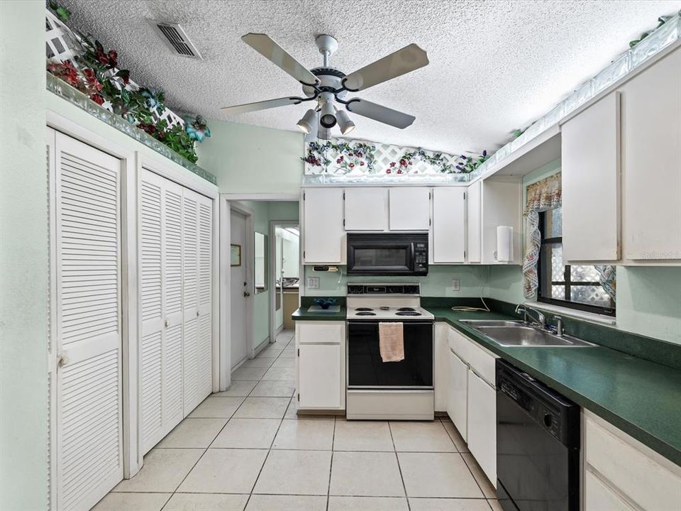 For Sale: $220,000 (2 beds, 2 baths, 846 Square Feet)