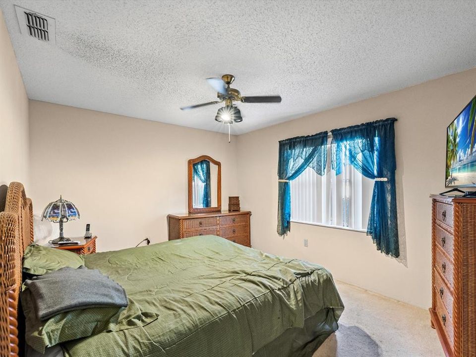 For Sale: $220,000 (2 beds, 2 baths, 846 Square Feet)