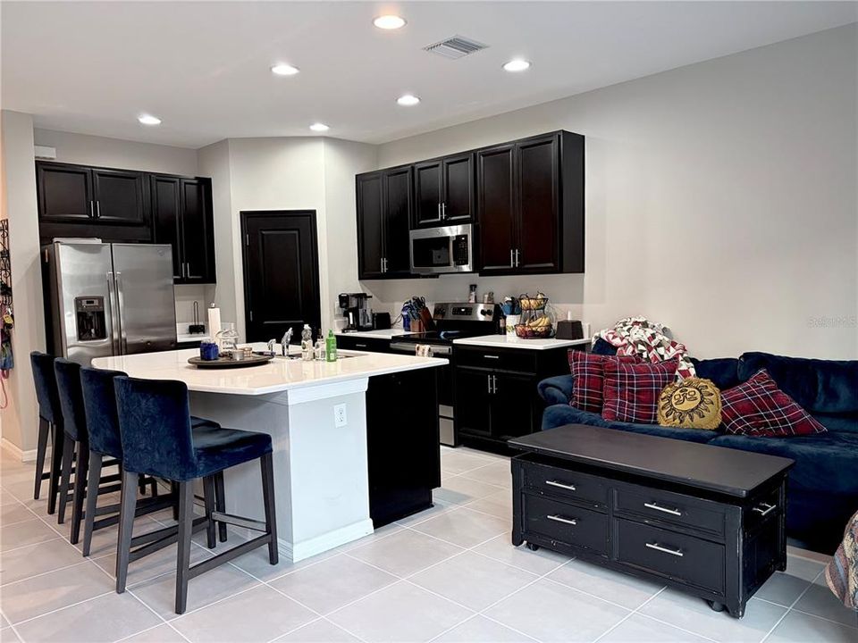 For Sale: $300,000 (3 beds, 2 baths, 1407 Square Feet)