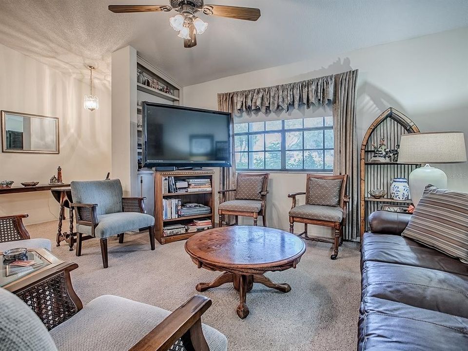 For Sale: $299,900 (2 beds, 2 baths, 1196 Square Feet)