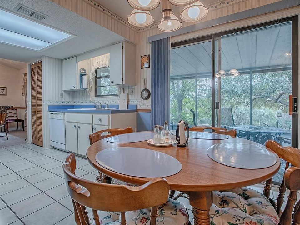 For Sale: $299,900 (2 beds, 2 baths, 1196 Square Feet)