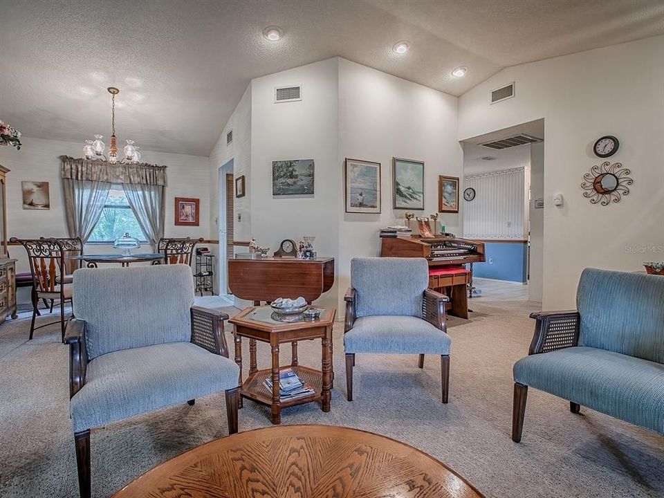 For Sale: $299,900 (2 beds, 2 baths, 1196 Square Feet)