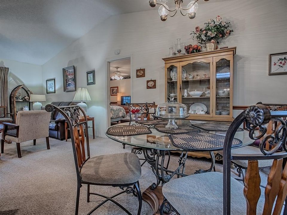 For Sale: $299,900 (2 beds, 2 baths, 1196 Square Feet)