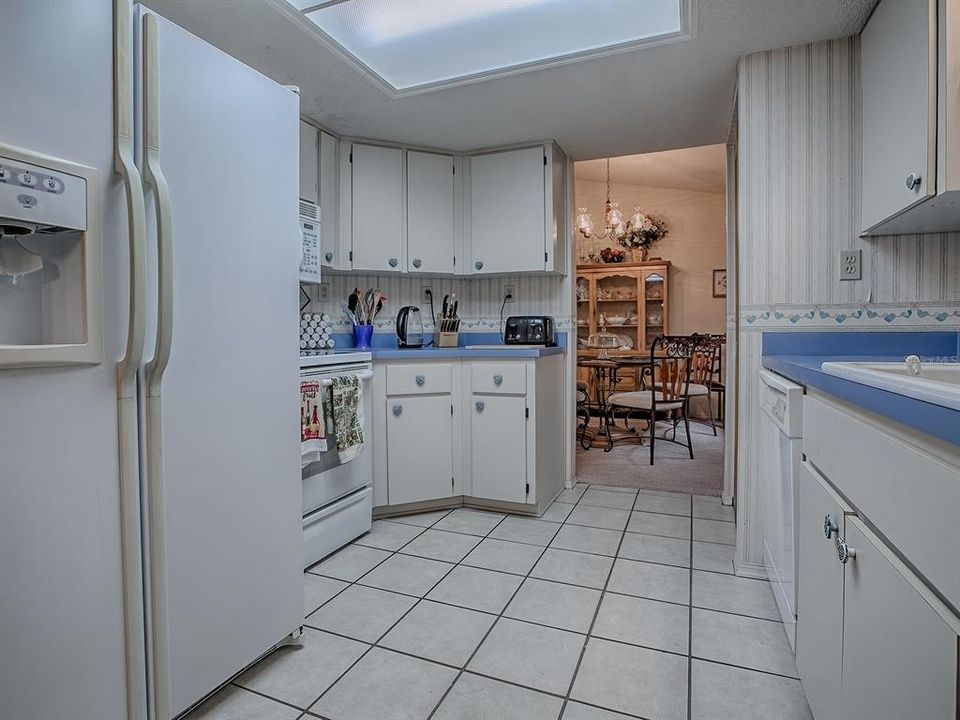 For Sale: $299,900 (2 beds, 2 baths, 1196 Square Feet)