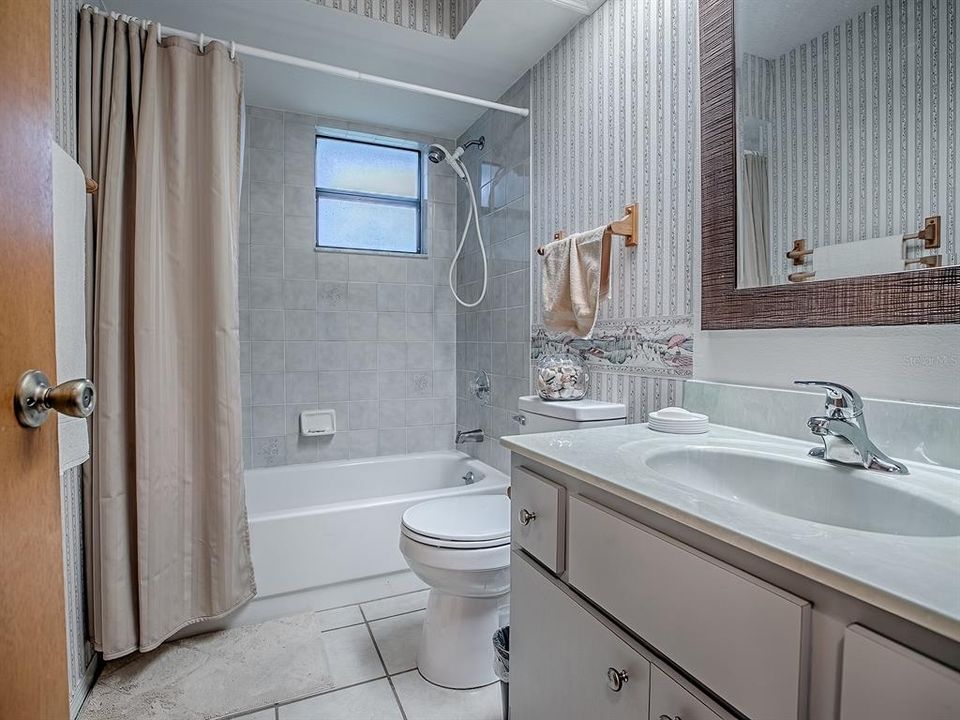 For Sale: $299,900 (2 beds, 2 baths, 1196 Square Feet)