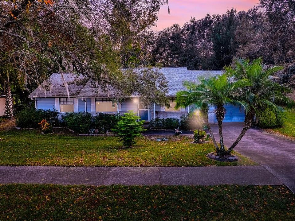 For Sale: $299,900 (2 beds, 2 baths, 1196 Square Feet)