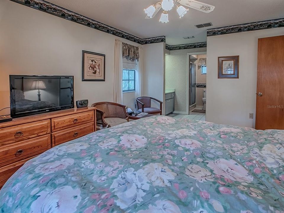 For Sale: $299,900 (2 beds, 2 baths, 1196 Square Feet)