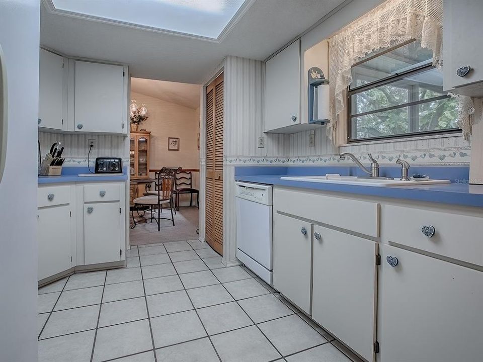 For Sale: $299,900 (2 beds, 2 baths, 1196 Square Feet)