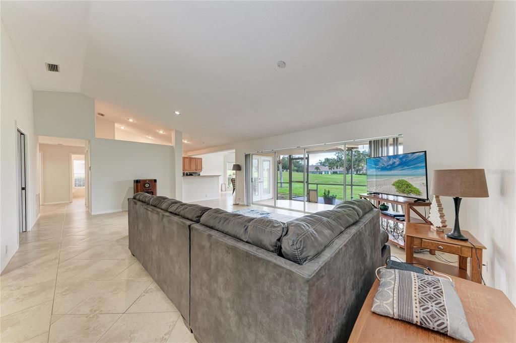 En Venta: $450,000 (3 camas, 2 baños, 2102 Pies cuadrados)