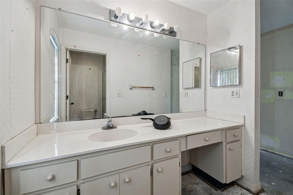 待售: $200,000 (2 贝兹, 2 浴室, 1733 平方英尺)