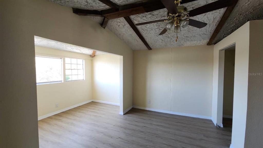 出租: $2,200 (4 贝兹, 3 浴室, 2613 平方英尺)