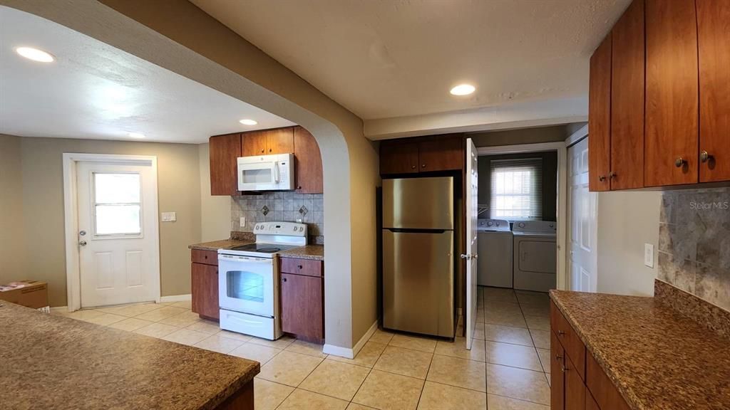 出租: $2,200 (4 贝兹, 3 浴室, 2613 平方英尺)