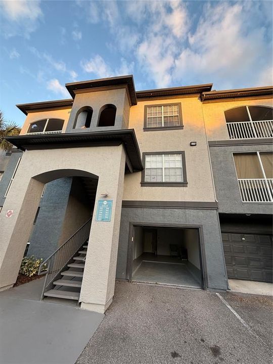 For Rent: $2,050 (2 beds, 2 baths, 1051 Square Feet)