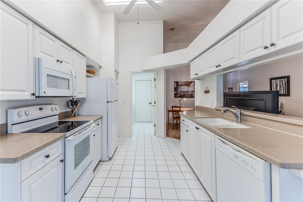 For Sale: $199,000 (2 beds, 2 baths, 1366 Square Feet)